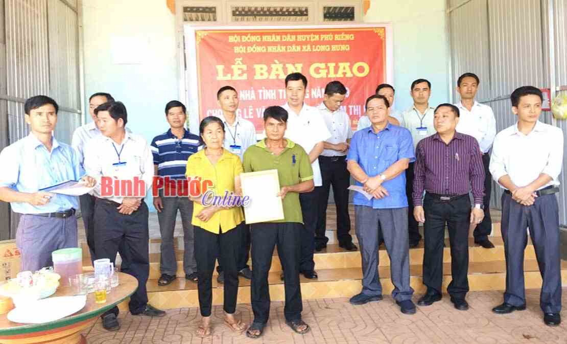 Thường trực HĐND huyện Phú Riềng tặng nhà tình thương