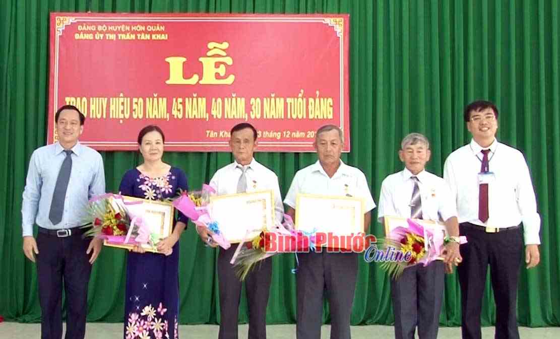 4 đảng viên nhận Huy hiệu 50, 40, 30 năm tuổi Đảng