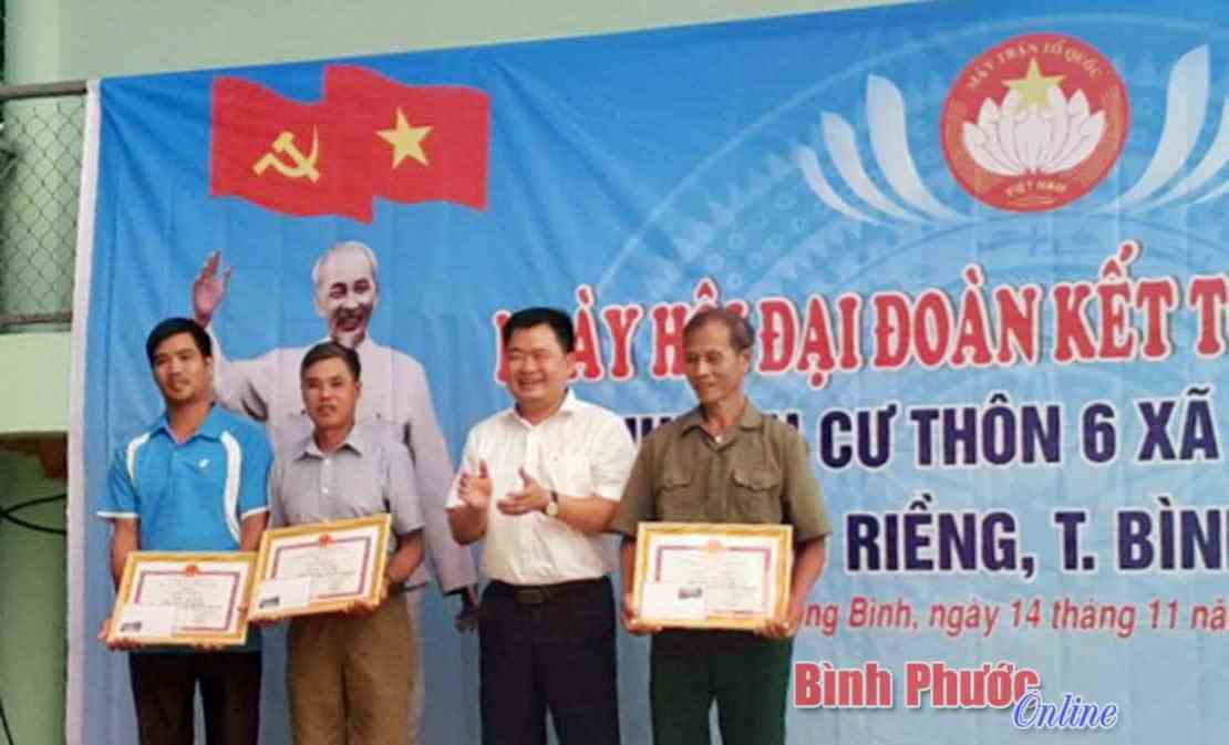 228 c&aacute; nh&acirc;n, gia đ&igrave;nh được khen thưởng tại Ng&agrave;y hội đại đo&agrave;n kết