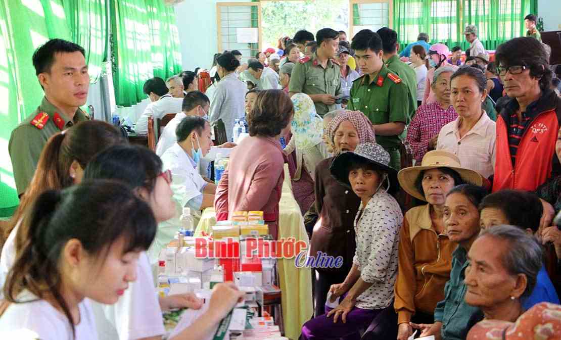 1.200 người dân được khám bệnh, cấp thuốc miễn phí