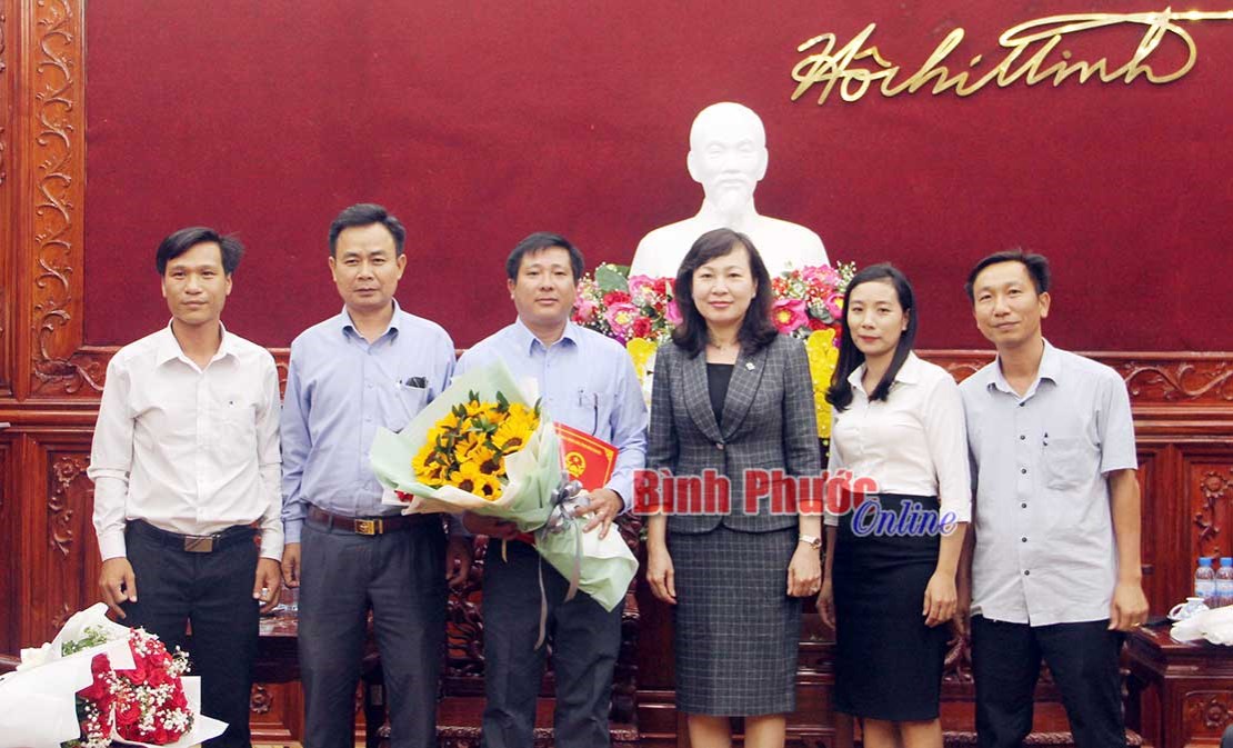 UBND tỉnh trao quyết định nghỉ hưu, bổ nhiệm, điều động, phân công 8 cán bộ