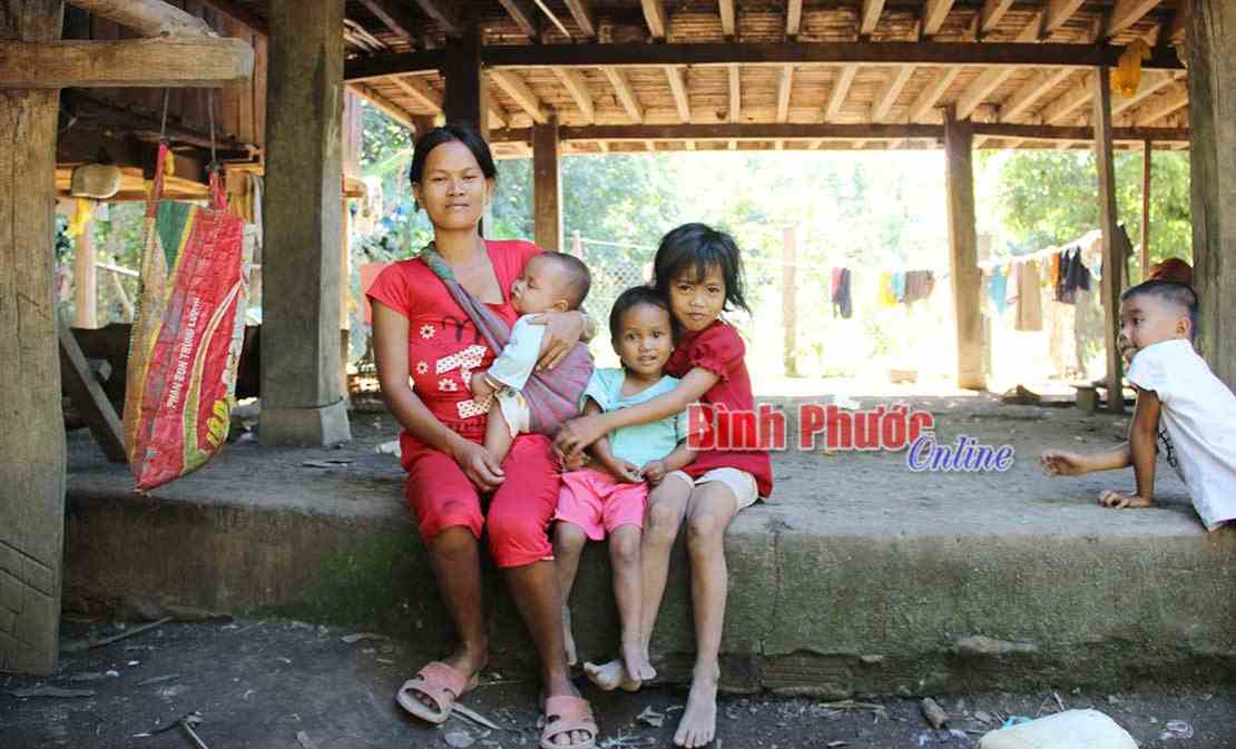 Kinh tế kh&oacute; khăn v&igrave; sinh nhiều