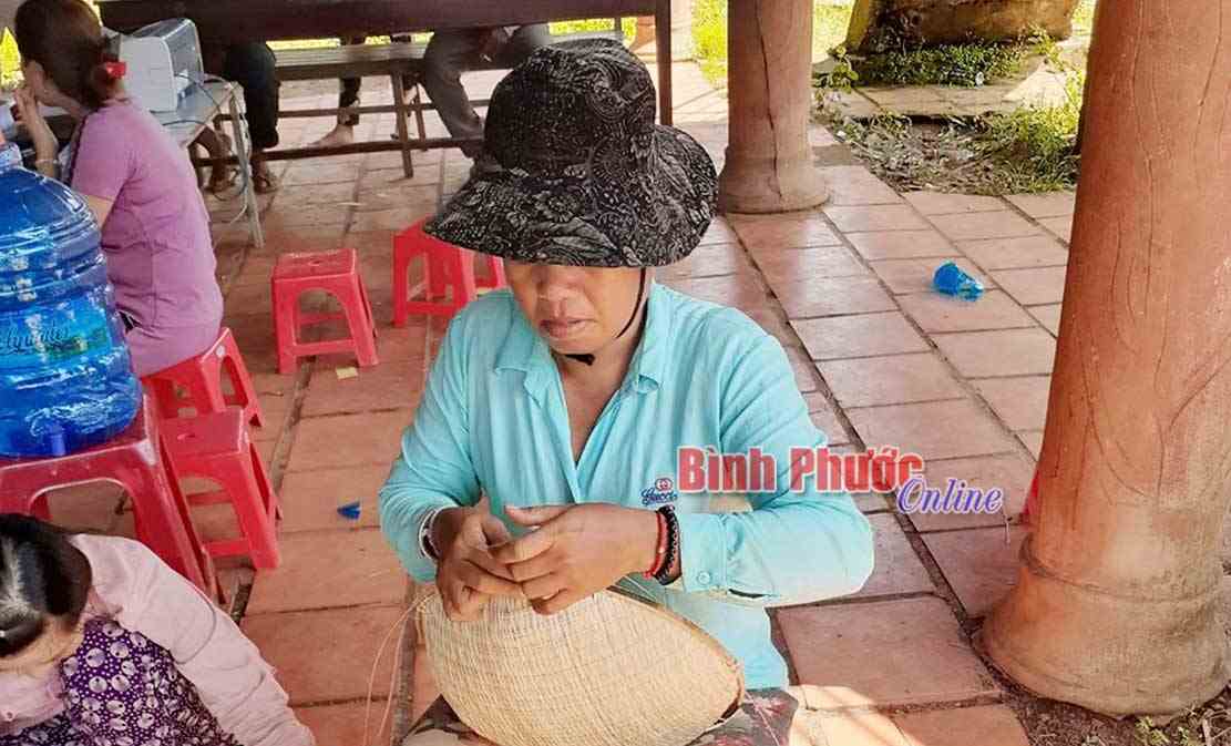 27 học vi&ecirc;n được cấp chứng nhận nghề &ldquo;đan l&aacute;t thủ c&ocirc;ng&rdquo;