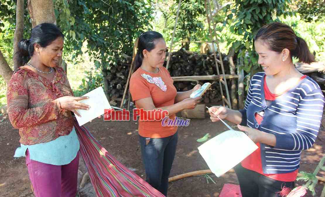 C&ocirc; đỡ th&ocirc;n bản 20 năm gắn b&oacute; với nghề