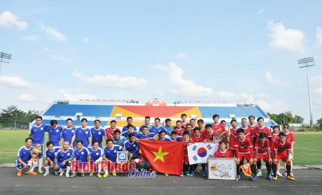 Giao lưu bóng đá và tặng quà cho vận động viên có hoàn cảnh khó khăn