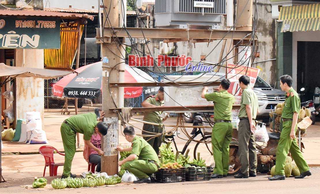 Công an Phú Riềng tháo gỡ 520 tờ quảng cáo tín dụng đen