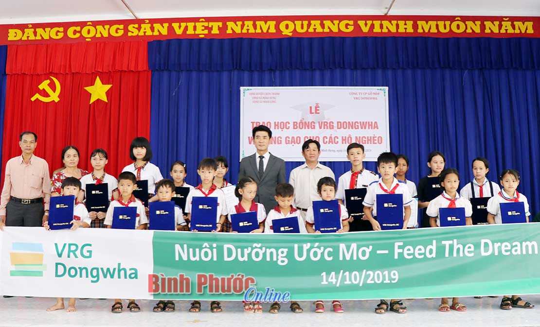 Công ty VRG Dongwha tặng học bổng cho học sinh vượt khó học giỏi