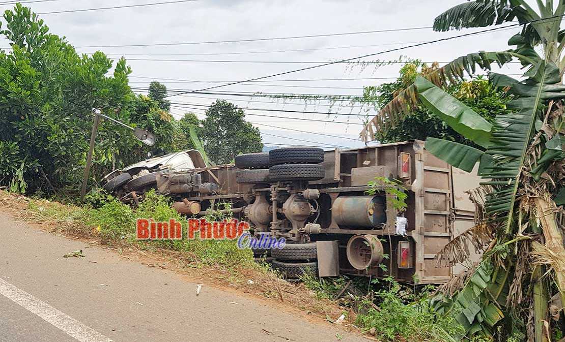 Xe chở xi măng bị lật, 4 người thoát chết