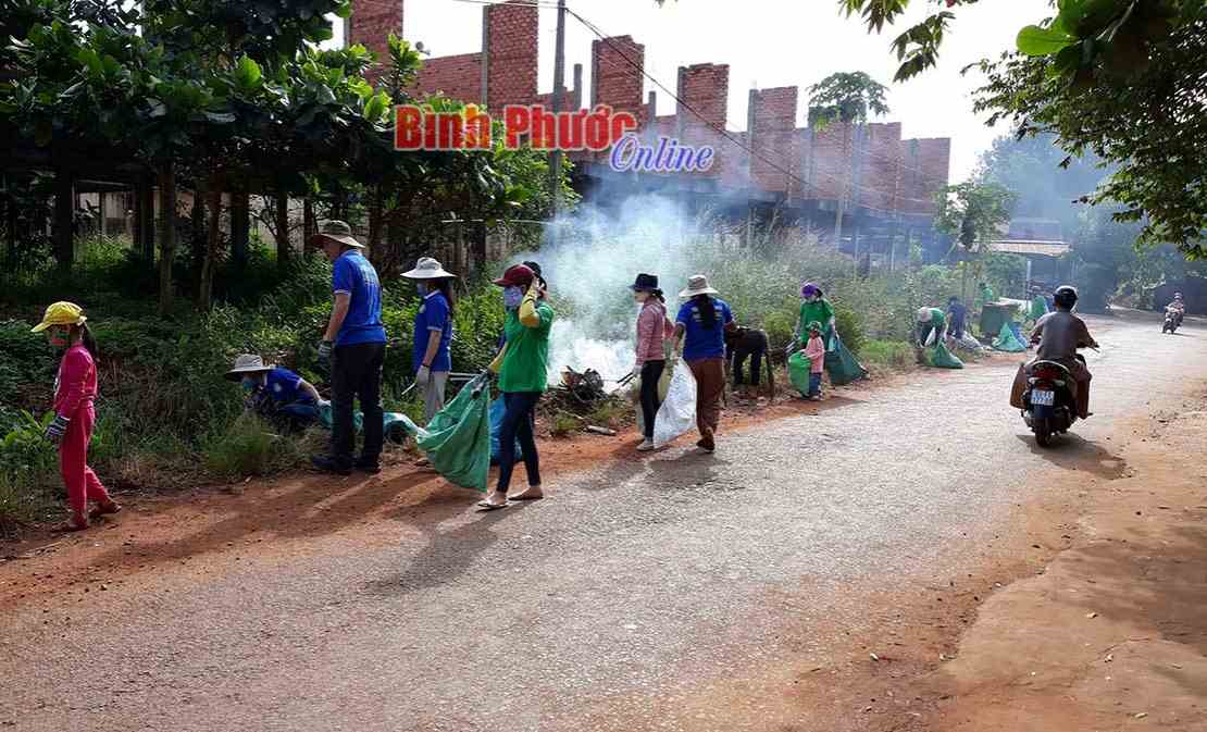 Thị trấn Lộc Ninh ra quân bảo vệ môi trường