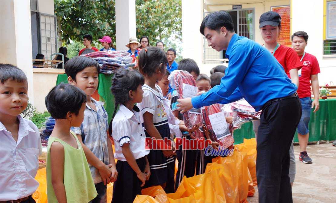 Vận động nguồn lực hỗ trợ trẻ em DTTS khó khăn