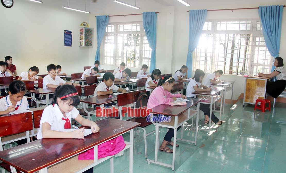 Đến năm 2025, có ít nhất 912 giáo viên dạy Toán và các môn khoa học bằng tiếng Anh