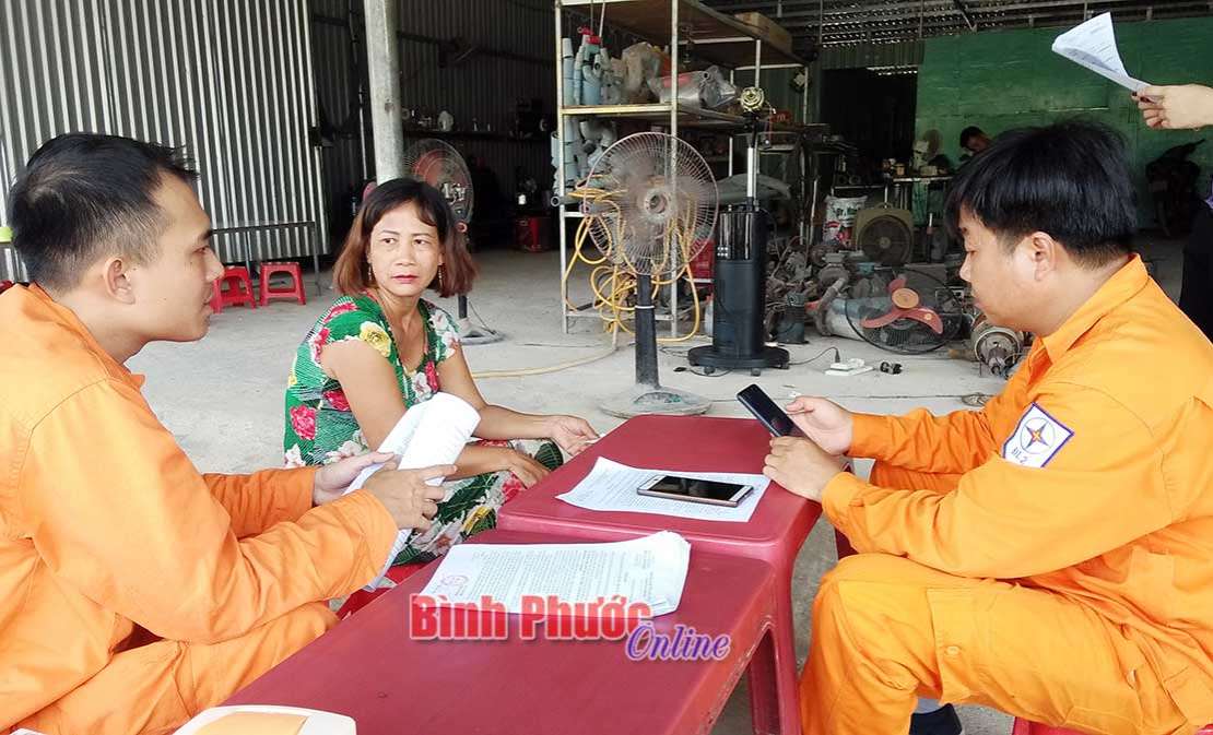 Điện lực Chơn Thành đẩy mạnh thanh toán tiền điện không dùng tiền mặt