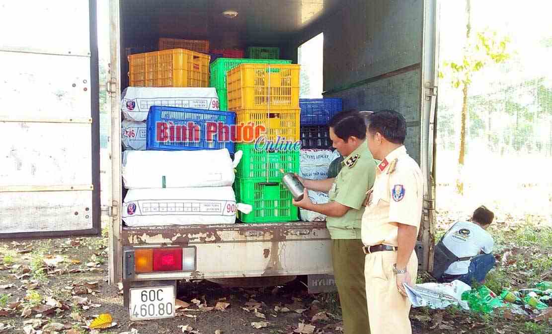 Bắt giữ xe chở bia kh&ocirc;ng r&otilde; nguồn gốc xuất xứ
