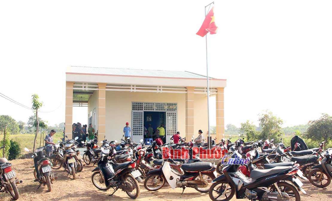 T&acirc;n Tiến về đ&iacute;ch n&ocirc;ng th&ocirc;n mới