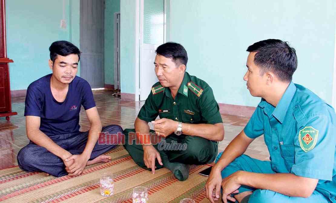 C&aacute;c chiến sĩ d&acirc;n qu&acirc;n gi&uacute;p bi&ecirc;n giới b&igrave;nh y&ecirc;n