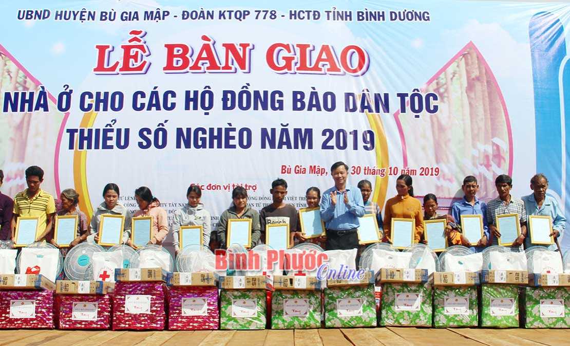 Bàn giao 17 căn nhà cho các hộ DTTS nghèo