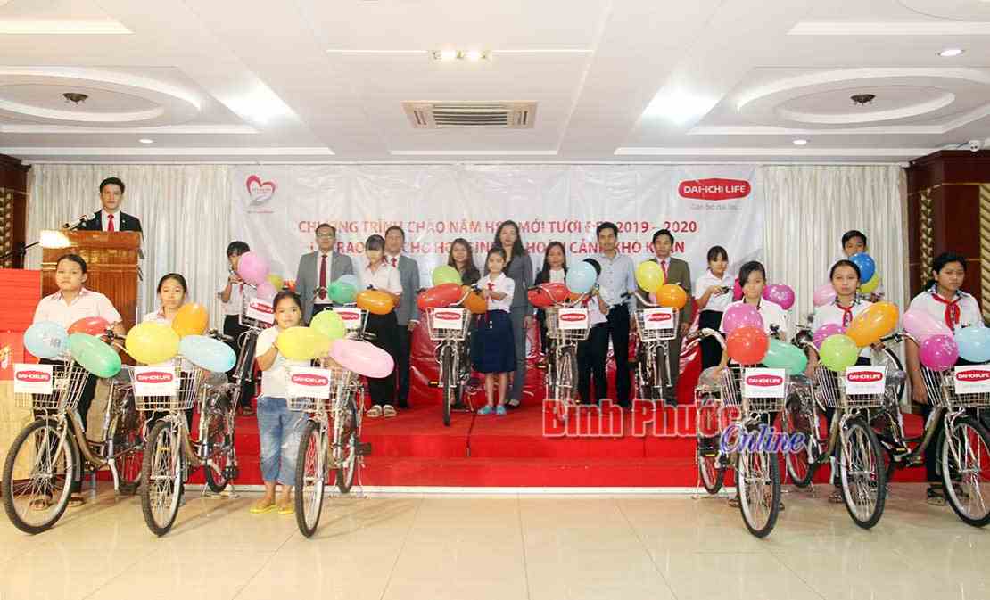 Trao 13 xe đạp cho học sinh nghèo