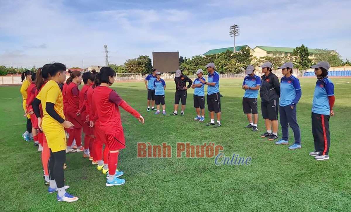 Đội tuyển nữ Việt Nam tập làm quen sân Binan Football Stadium