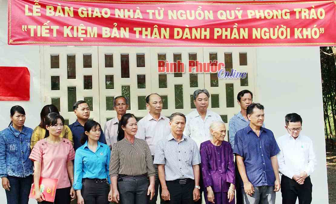 Bàn giao nhà từ Quỹ “Tiết kiệm bản thân dành phần người khó”