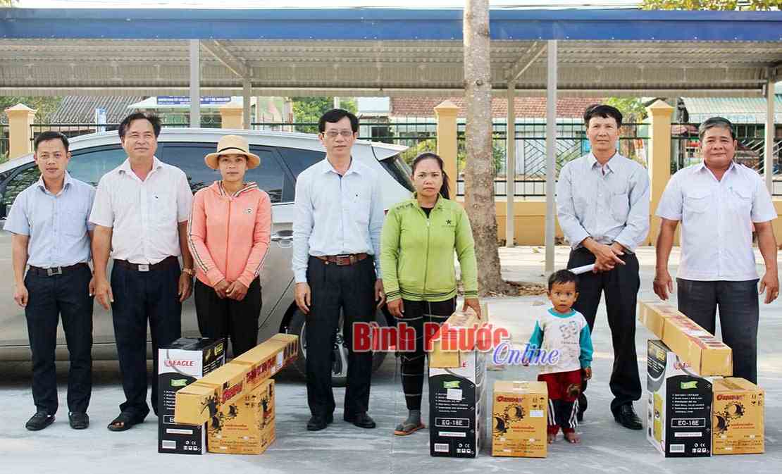 Hỗ trợ nông cụ sản xuất cho 11 hộ nghèo dân tộc thiểu số