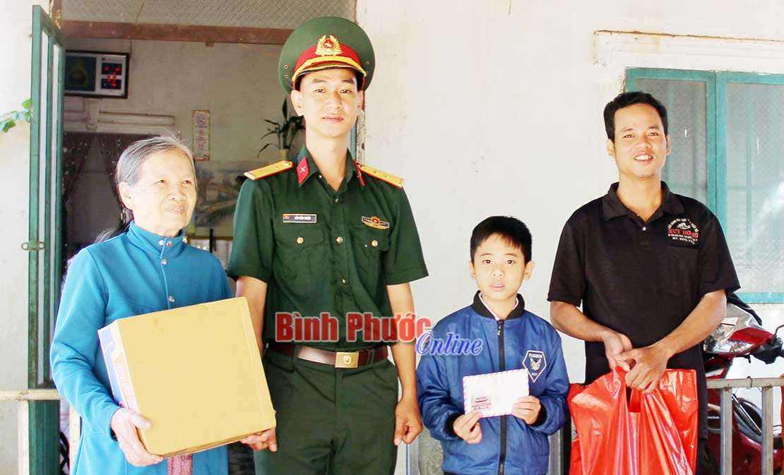 T&ocirc; thắm t&igrave;nh qu&acirc;n d&acirc;n