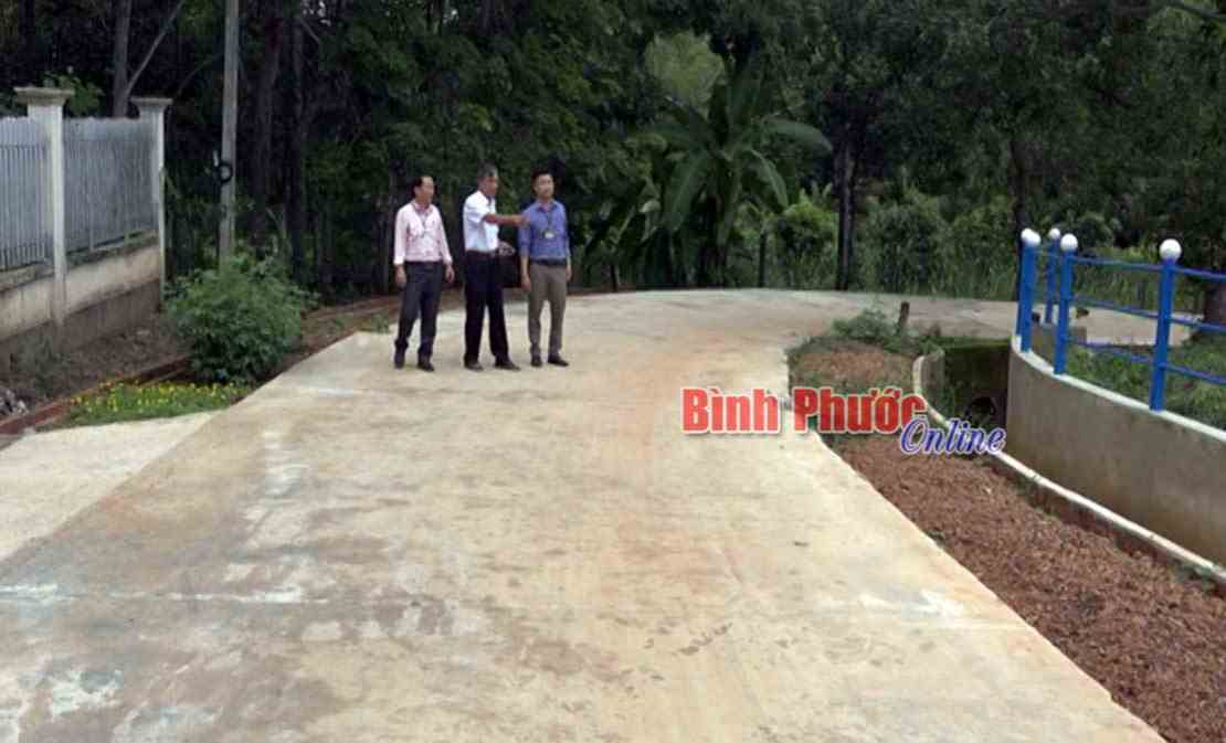 Minh Thắng đồng l&ograve;ng về đ&iacute;ch n&ocirc;ng th&ocirc;n mới