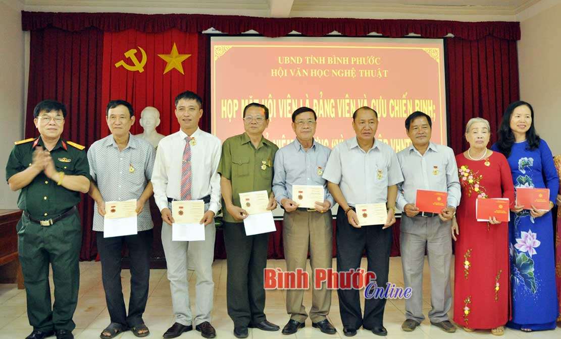 35 c&aacute; nh&acirc;n được trao kỷ niệm chương V&igrave; sự nghiệp văn học nghệ thuật