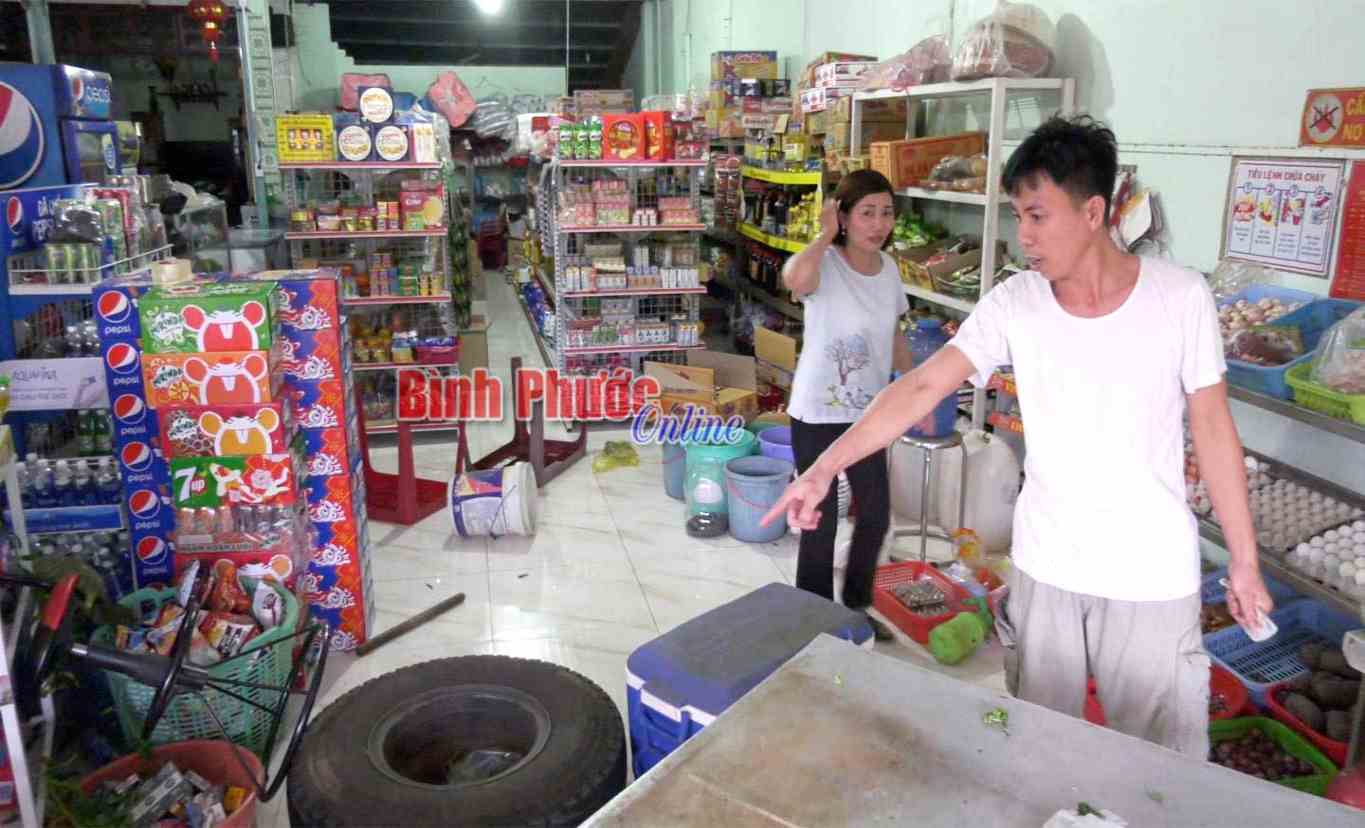 Xe tải đang chạy bất ngờ văng bánh vào tạp hóa