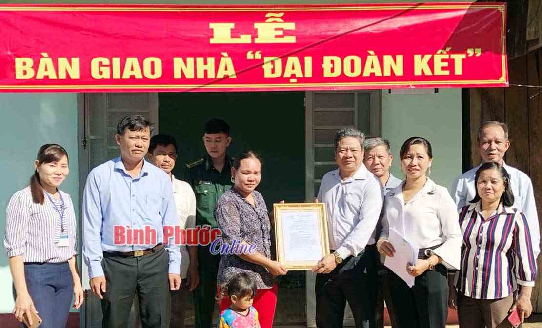 Bù Đốp bàn giao 2 nhà đại đoàn kết cho hộ nghèo