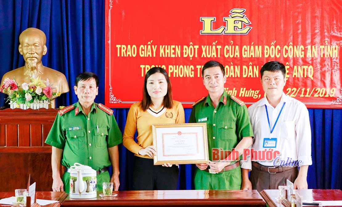 Trao giấy khen đột xuất cho c&aacute; nh&acirc;n bắt trộm