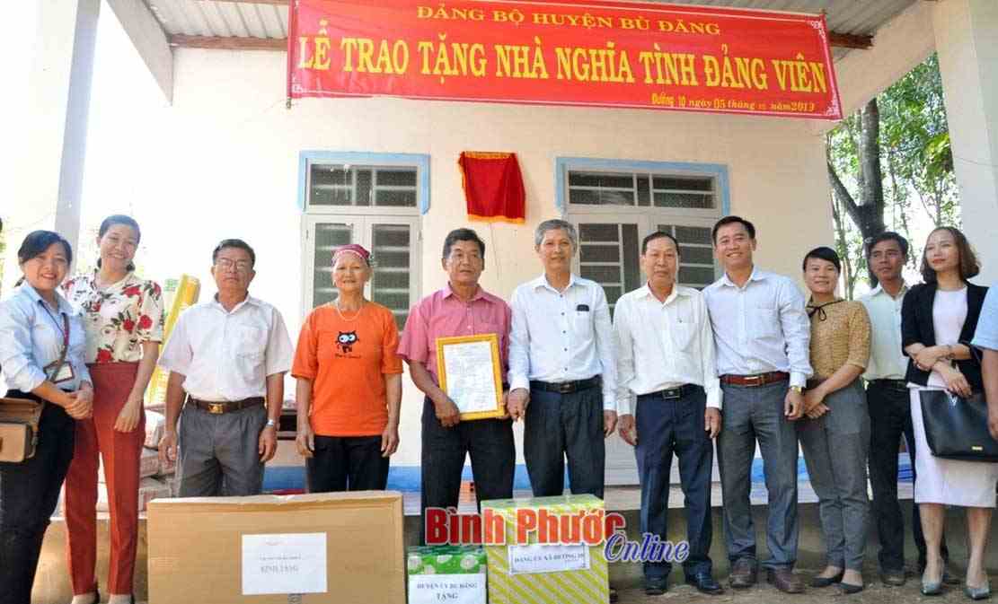 Bàn giao nhà nghĩa tình đảng viên ở xã Đường 10