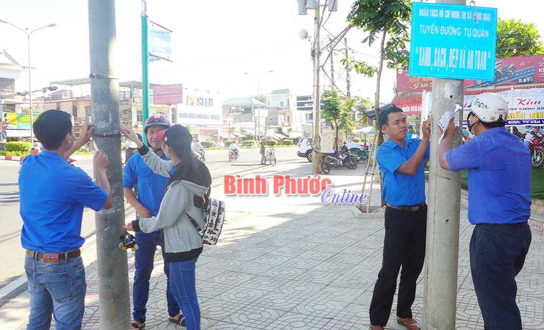 Dán quảng cáo lên cột điện sẽ bị phạt đến 1 triệu đồng