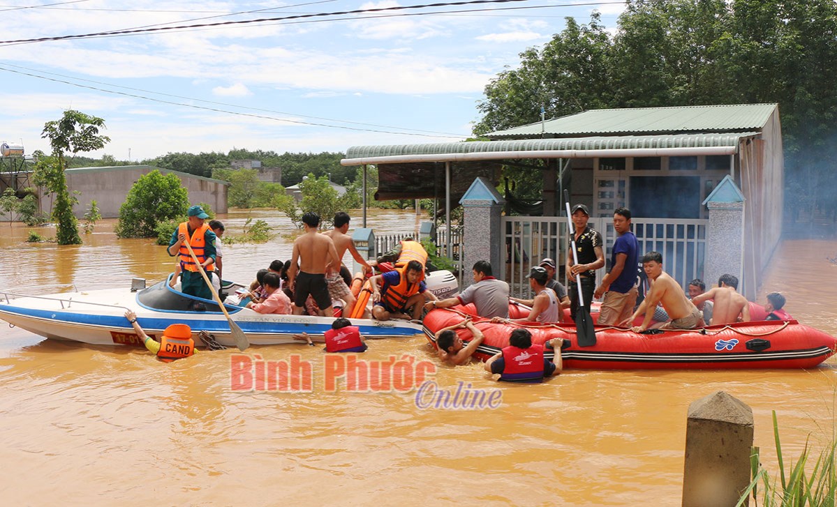 Hàng trăm cán bộ, chiến sĩ vũ trang tham gia cứu dân vùng lũ