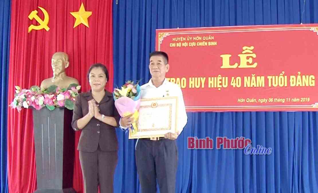 Đồng chí Phạm Quốc Vượng nhận Huy hiệu 40 năm tuổi Đảng