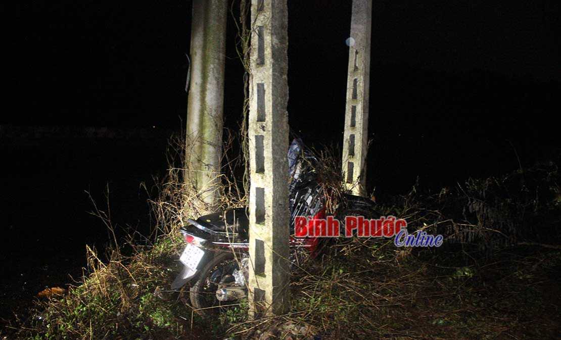 Lái xe máy tông vào 3 trụ điện, người đàn ông tử vong tại chỗ