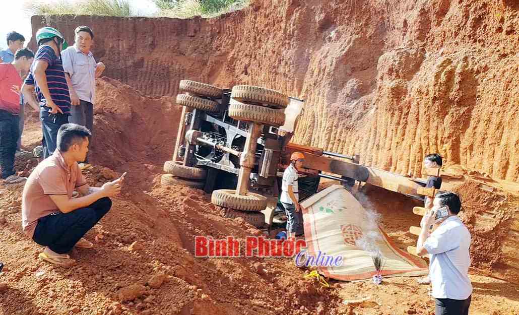 Xe máy múc lật đè chết tài xế