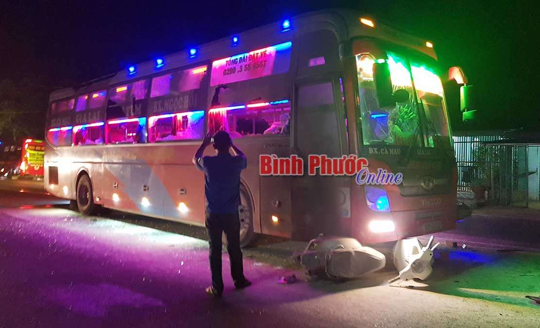 Xe kh&aacute;ch v&agrave; xe ben đuổi nhau tr&ecirc;n QL14, xe m&aacute;y bị ủi đi gần 1km bốc ch&aacute;y