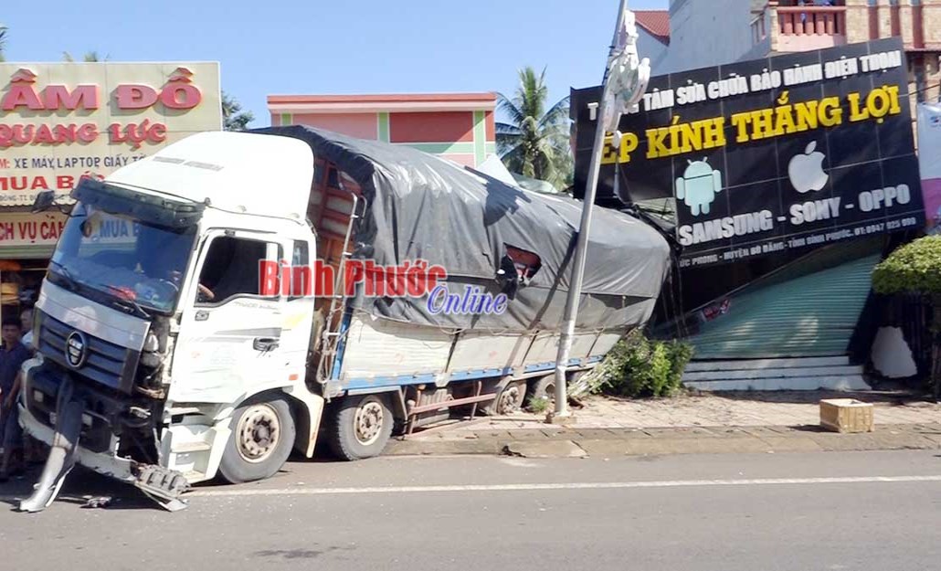 Bể ống hơi, xe tải lao vào nhà dân