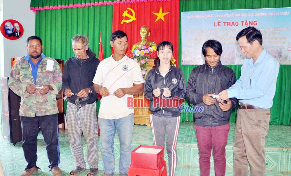 UBMTTQ VN tỉnh và Binh đoàn 16 tặng bò cho hộ nghèo