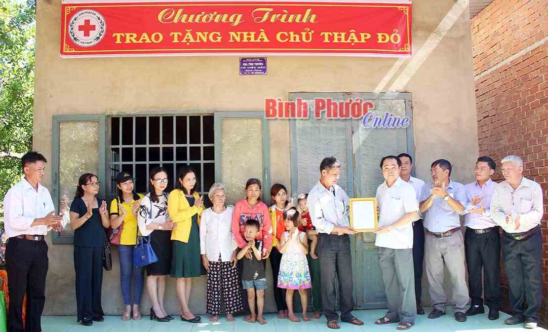 Tặng nhà cho gia đình có hoàn cảnh vô cùng khó khăn ở Long Hà