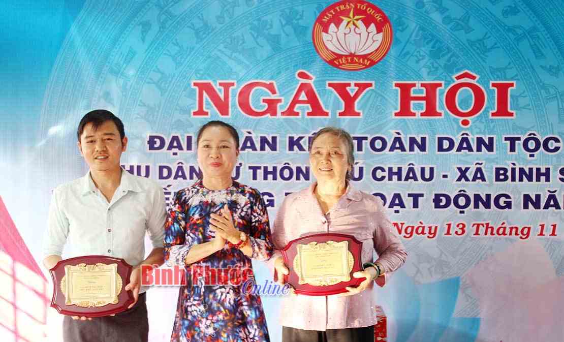 Chủ tịch UBMTTQVN tỉnh dự Ngày hội đại đoàn kết thôn Phú Châu