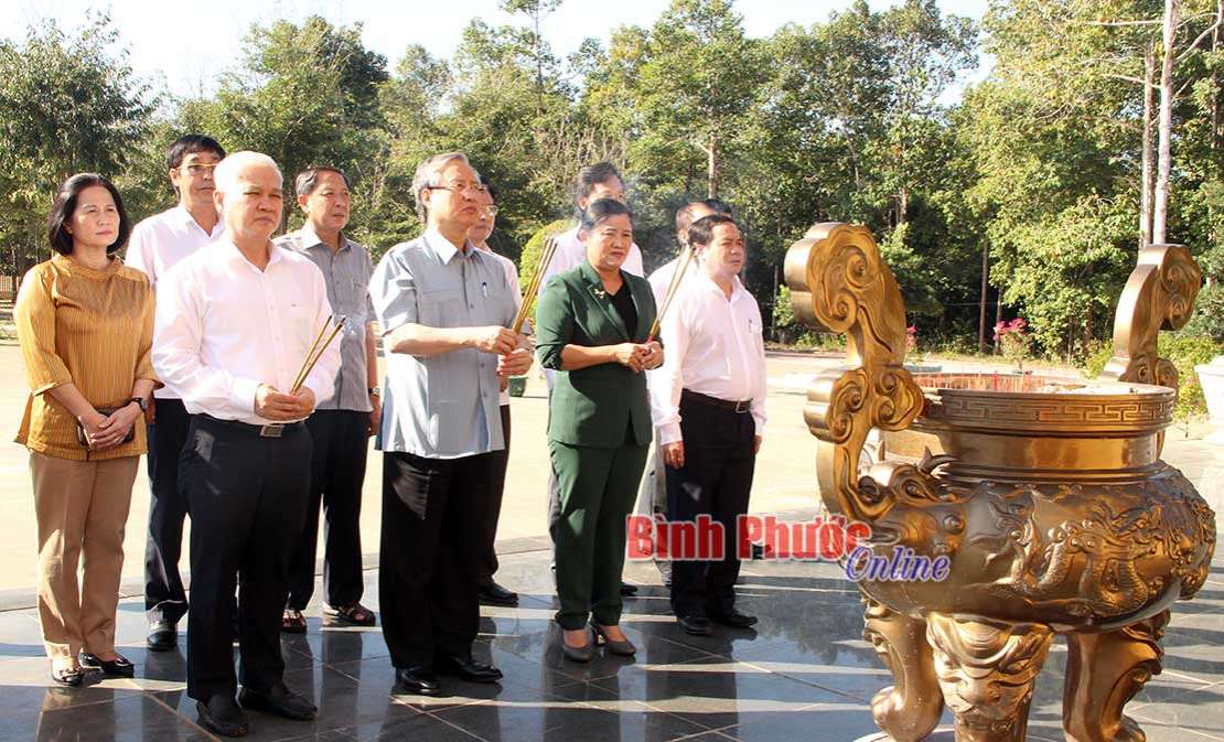 Ủy viên Bộ Chính trị, Thường trực Ban Bí thư Trần Quốc Vượng thăm Khu di tích quốc gia đặc biệt căn cứ Tà Thiết