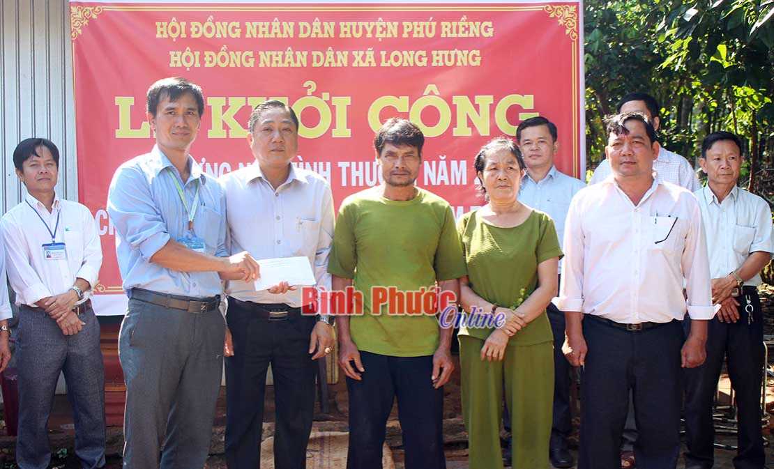 Thường trực HĐND huyện Phú Riềng hỗ trợ xây nhà cho hộ nghèo