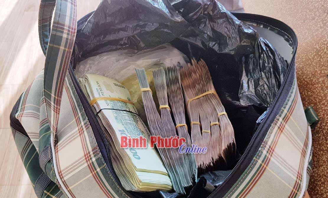 Nhặt được 280 triệu đồng bàn giao công an tìm chủ nhân