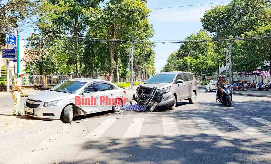 Ô tô tông nhau tại ngã 4 ở trung tâm tỉnh