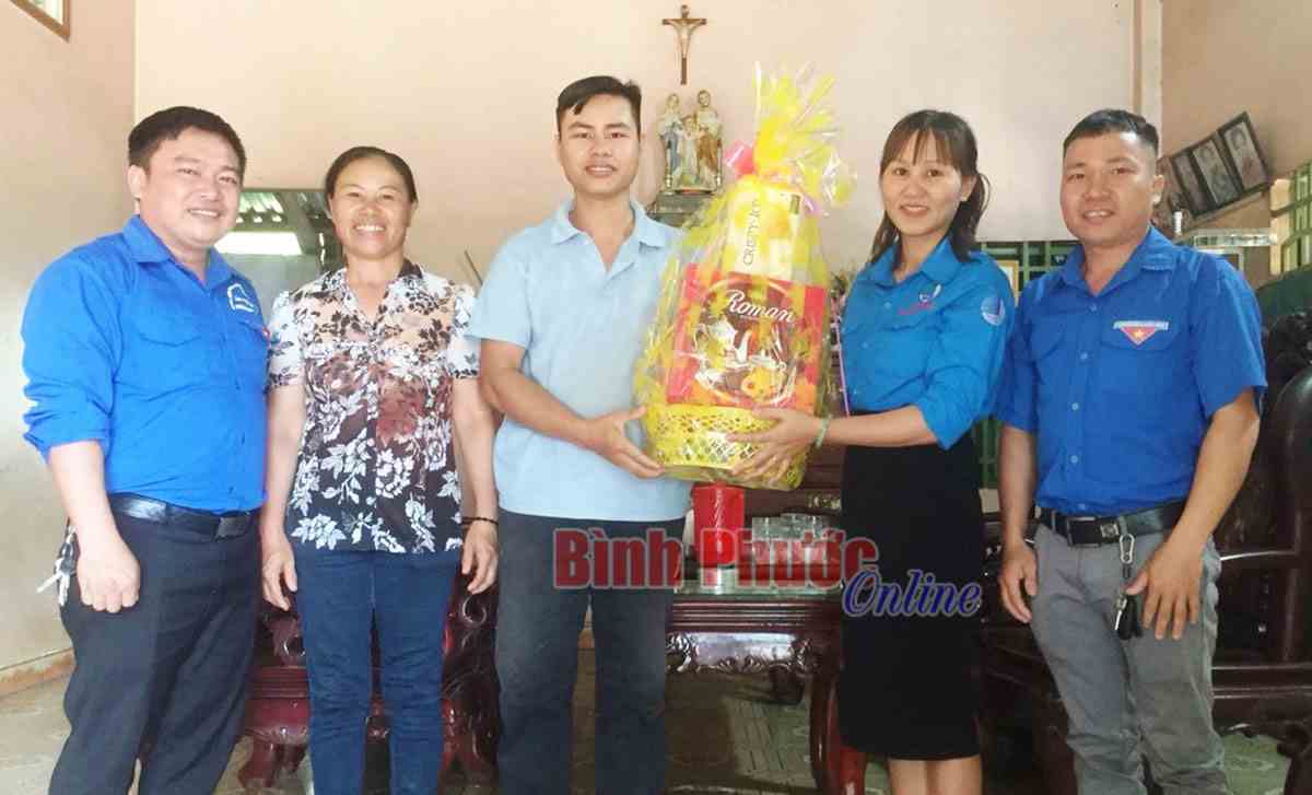 Hội LHTN thị xã Phước Long thăm, tặng quà thanh niên Công giáo