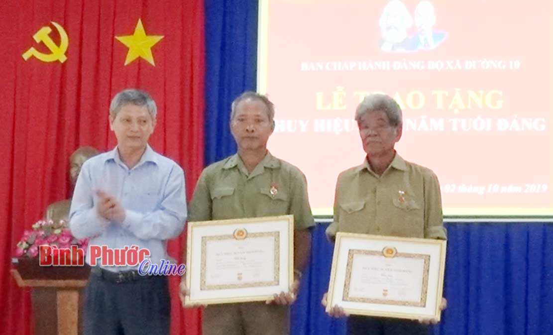 B&ugrave; Đăng: 2 đảng vi&ecirc;n người d&acirc;n tộc thiểu số nhận Huy hiệu 50, 40 năm tuổi Đảng