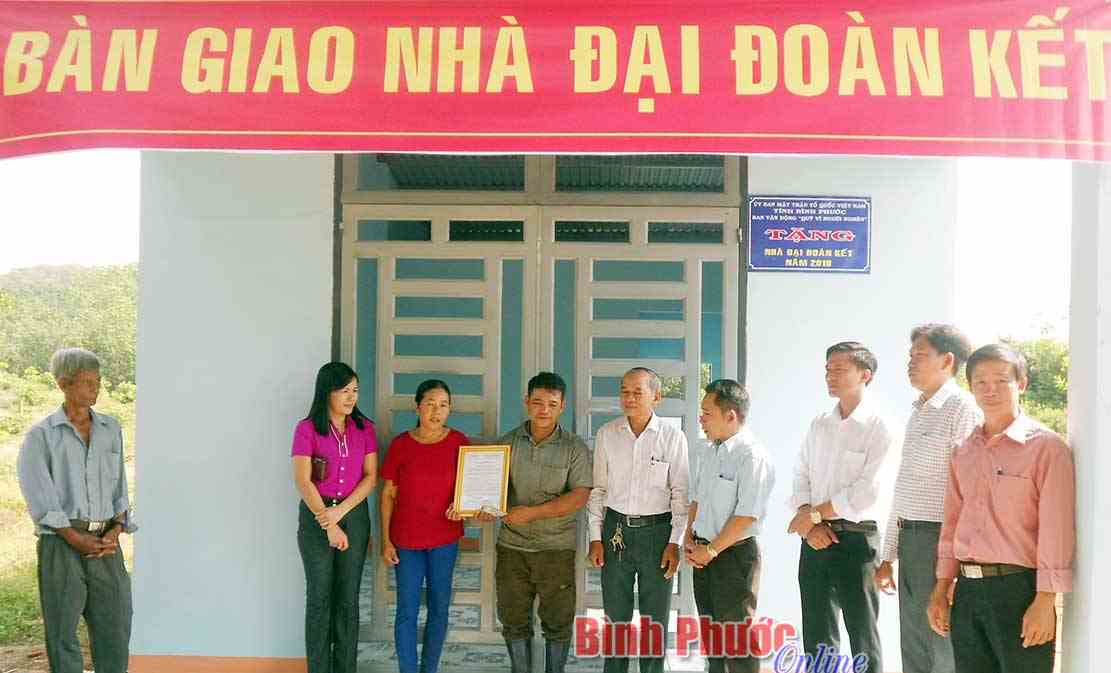 Trao nhà đại đoàn kết cho gia đình ông Ka Riêm
