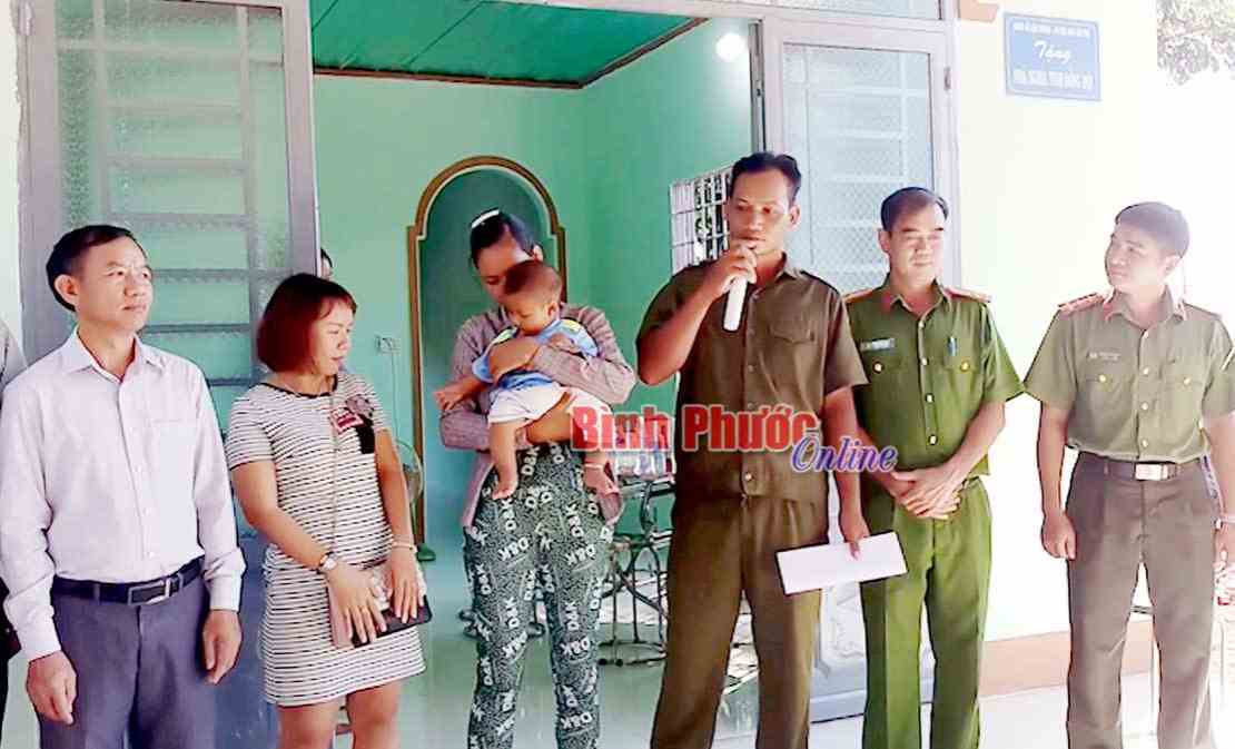 Tặng nhà nghĩa tình đồng đội cho công an viên