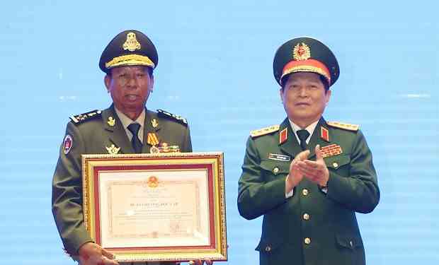 Lễ trao tặng Huân chương của Nhà nước Việt Nam, Lào, Campuchia